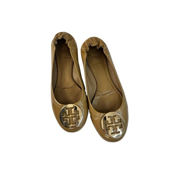 Tory Burch Reva Tan Patent Ballet Flats 8.5 Gold Logo Chic Luxe Classic Spot - Picture 1 of 16